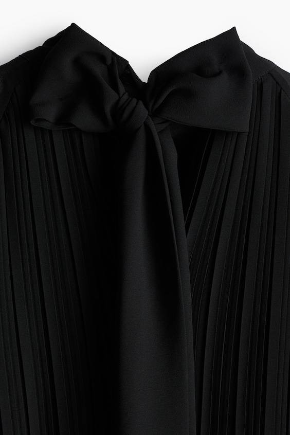 HM Plissiertes Kleid mit Bindekragen Versandkostenfrei