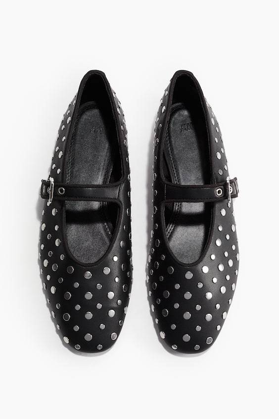 HM Ballerinas im Mary-Jane-Stil mit Nieten Exklusivangebot