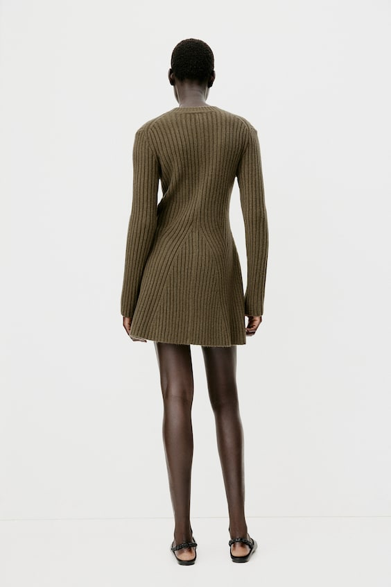 HM Geripptes Strickkleid Sonderangebote
