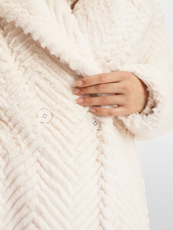 Marc Cain Mantel aus Fun Fur in Fischgrat Bis zu 50% Rabatt
