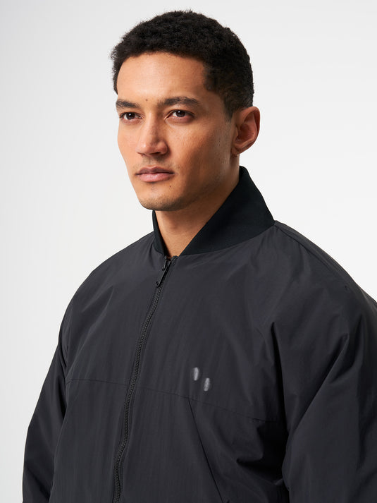 Pinqponq Light Bomber Jacket - Peat Black (Unisex) Kostenlose Rückgabe