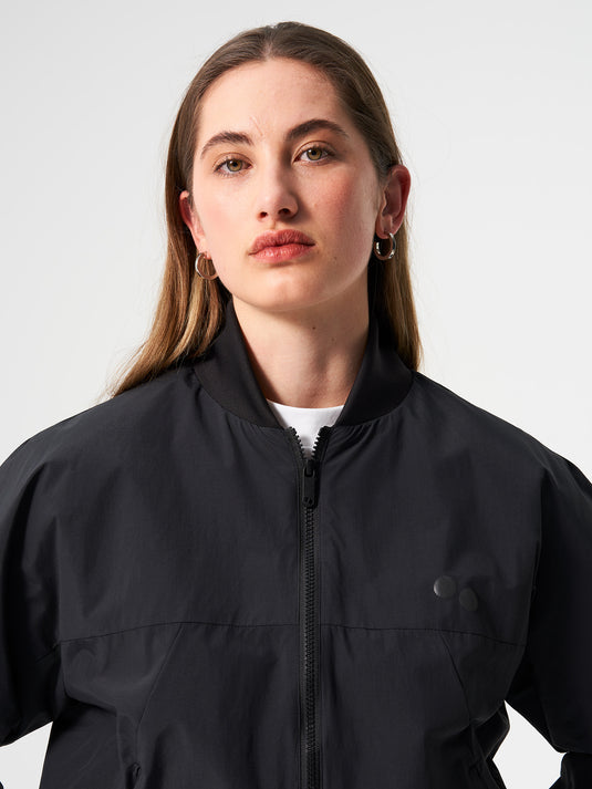 Pinqponq Light Bomber Jacket - Peat Black (Unisex) Kostenlose Rückgabe