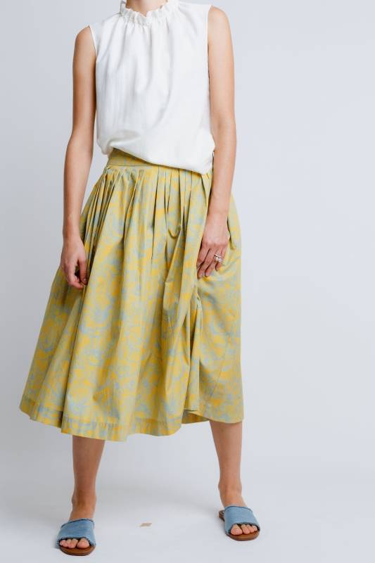 Rockmacherin Kalo lang Damenrock mit plakativem Blumenprint für Tracht und Moderne Osterangebot