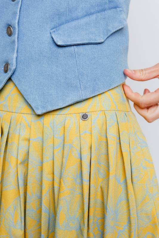 Rockmacherin Kalo lang Damenrock mit plakativem Blumenprint für Tracht und Moderne Osterangebot