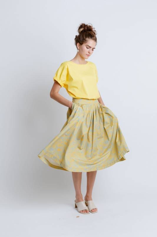 Rockmacherin Kalo lang Damenrock mit plakativem Blumenprint für Tracht und Moderne Osterangebot